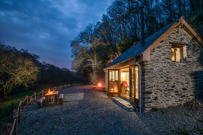 Sit outside by the campfire at the Linhay in Devon