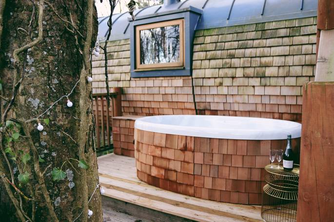 Hot tub on the deck at The Hideaway Treehouse, Pickwell Manor, Devon