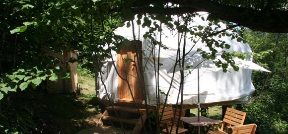 Perwinkle Yurt, Auvergne Naturelle_outdoor seating